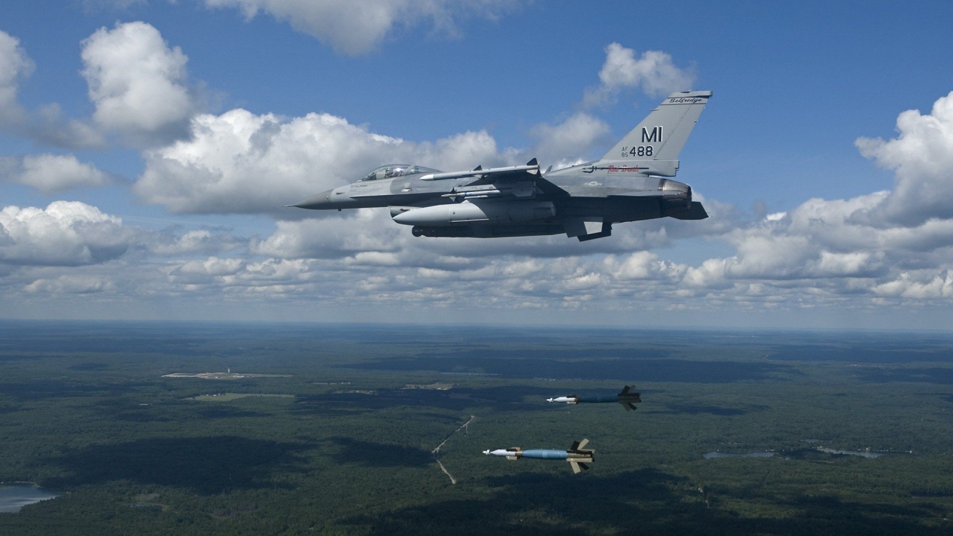 九游网游官网-图穆亚凭借精准传球与极强的突破能力，在橄榄球锦标赛中大放异彩